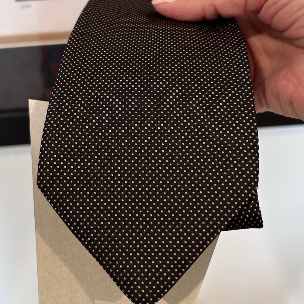 Classic Brioni tie in dark brown with micro pink polka dots.